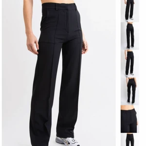 Kostymbyxor  - Svarta kostymbyxor från Madlady. Byxorna är i nyskick, skriv för fler frågor eller bilder ❤️‍🔥💘🤜🏼🤛🏼