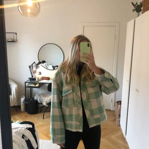 Snygg vårjacka  - Snygg vårjacka från gina tricot! Använd under fåtal gånger så är i nyskick. Den är i storlek M. För referens så är jag är 170 cm lång och jackan passar mig bra (gillar overzised). 