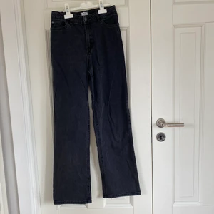 Svarta/grå jeans från Lindex - Säljer dessa trendiga byxor från Lindex i storlek 152 då de blev lite för korta för mig som är 160. Kontakta mig om du har några frågor!