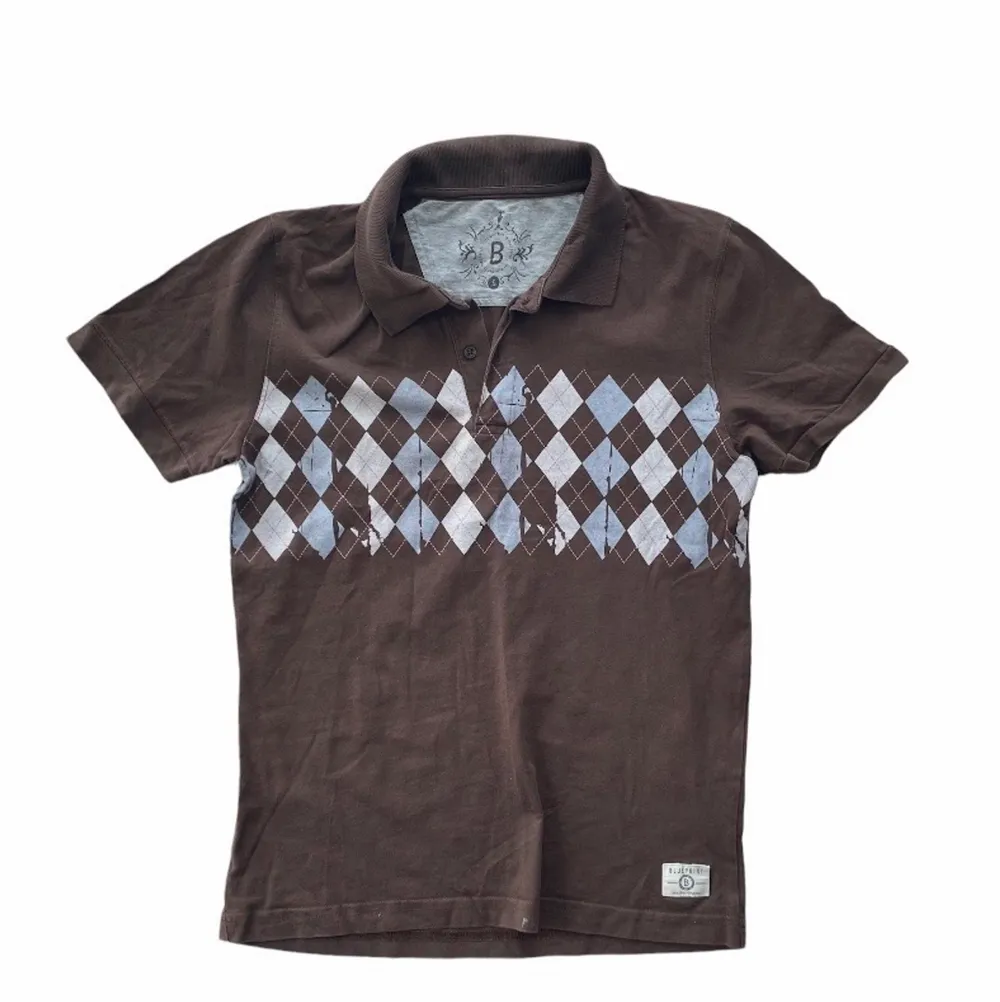 En vintage, brun t-shirt i argyle mönster. . T-shirts.