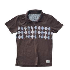 En vintage, brun t-shirt i argyle mönster. 