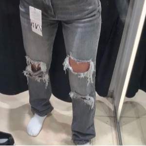 Säljer mina sjukt fina jeans från zara🙌🏾 grå med hål💕