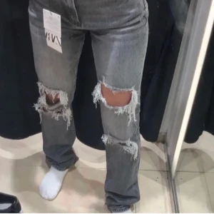 Zara jeans - Säljer mina sjukt fina jeans från zara🙌🏾 grå med hål💕