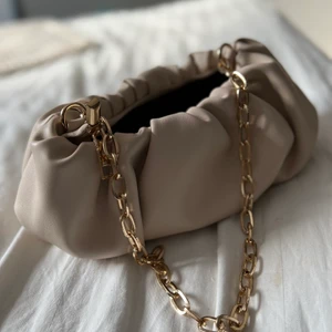 Väska - Väska med guldkedja, köpt på Shein. Kan fraktas om köparen står för frakten 🤍
