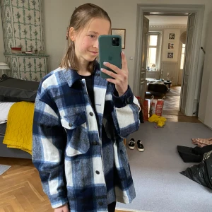 Oversized skjortjacka från Zara - Marinblå och vitrandig oversized skjortjacka från Zara. Aldrig använd. 