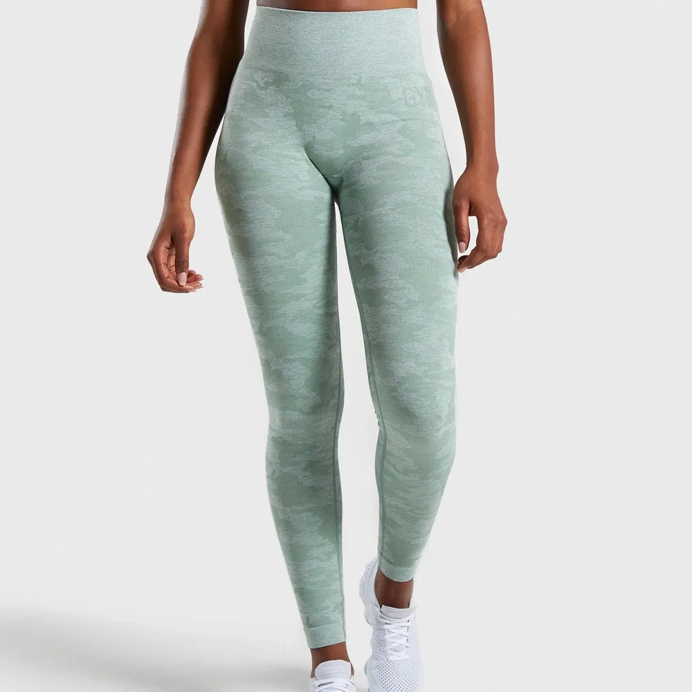 Helt nya gröna camo gymshark tights, endast använd enstaka gång. Storlek Xs. Jeans & Byxor.