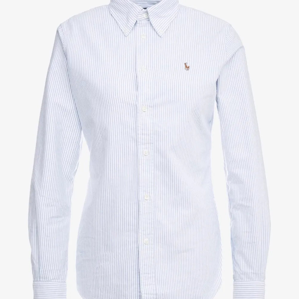 Blåvit randig skjorta från Ralph Lauren i mycket bra skick! Snygg och fräsch till sommaren 🤍💙 Köparen står för frakten. Skjortor.