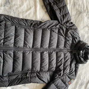 Parajumper jacka tjej/dam storlek Xs - Parajumper jacka köpt på barnavdelningen i Nk för ca 1 år sedan, passar storlek Xs, ganska ny i skick inte sliten dock ett hål inne i fickan som inte syns utifrån 