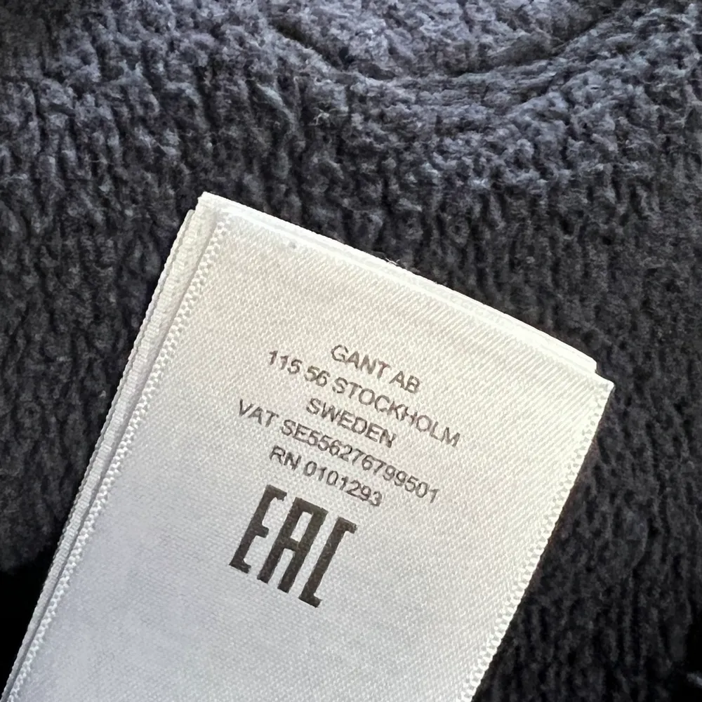 Säljer en Äkta Gant hoodie pga ingen användning :( Tröjan är i ett bra skick och passar till en 12-11 åring. Den köpte jag för 899kr och säljer för 400kr priset kan diskuteras :) kontakta mig om du är intresserad eller ngt annat. . Hoodies.