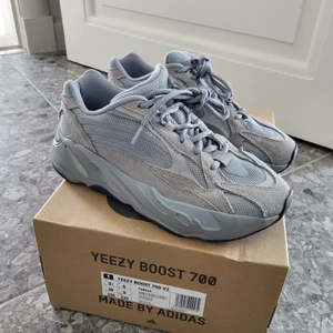 Yeezy boost 700, strl 38 - Äkta yeezy i strl 38, säljer pga för stora. Knappt använda. Köpt från Shelta. 