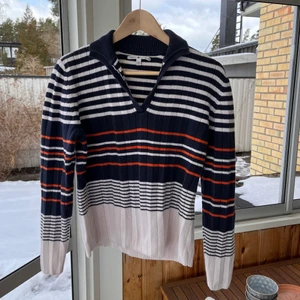 Tommy Hilfiger tröja - Snygg somrig Tommy Hilfiger tröja i bra skick. Lagom tjock till våren sommaren. Är en dam large