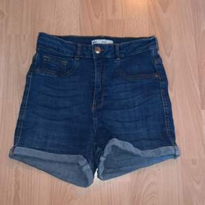 Hej, säljer ett par jeans shorts från Gina trico köpt för 279kr säljs för 50kr i använt skick 