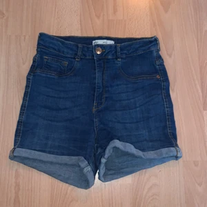 Jeans shorts  - Hej, säljer ett par jeans shorts från Gina trico köpt för 279kr säljs för 50kr i använt skick 