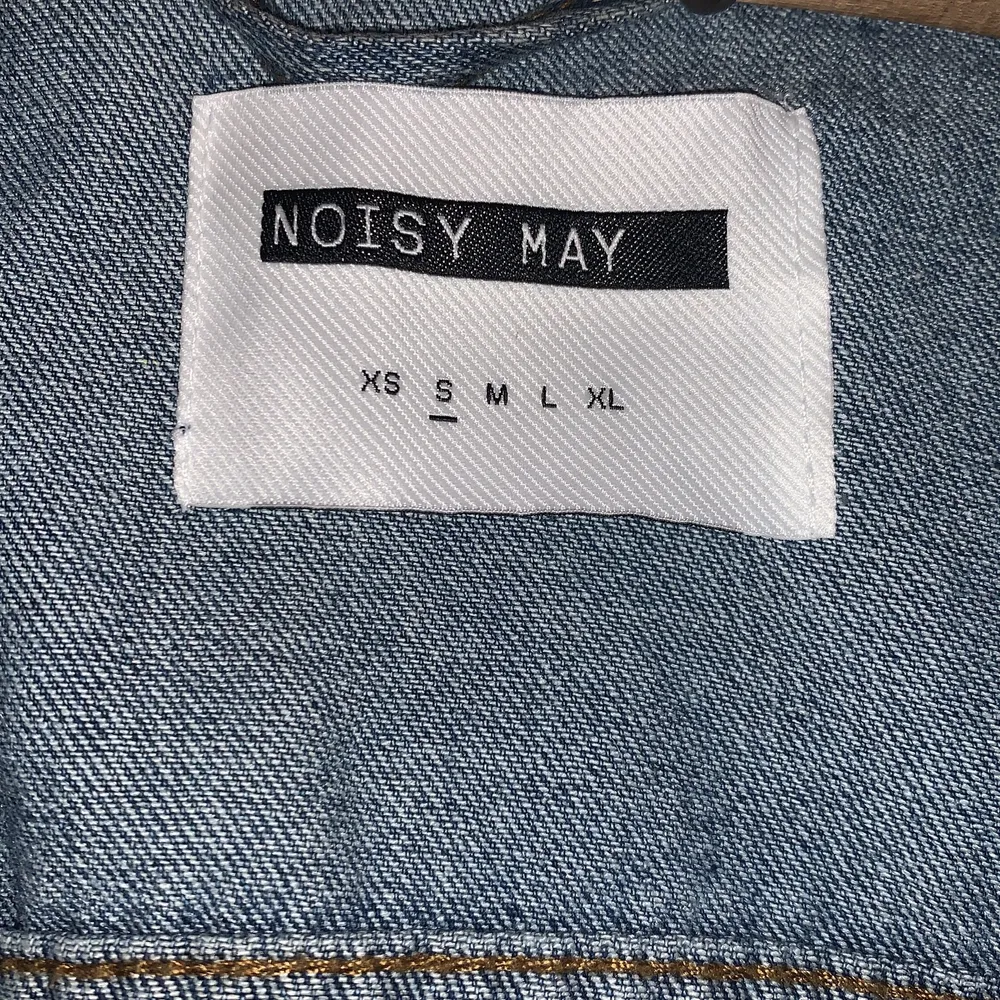 Hej, säljer en noisy may jeans jacka använd 1 gång som ny, säljs för 300kr köpt för 600kr . Jackor.