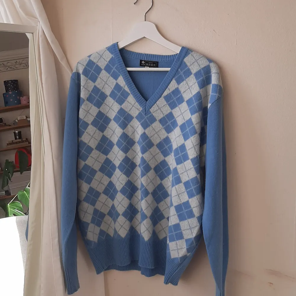 Snygg ljusblå oversized tröja med argyle mönster . Stickat.
