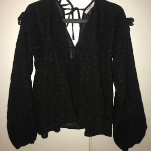 Blus från Nakd - Denna gulliga blus är i strl 38, knappt använd<3
