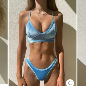 Ljusblå sammets bikini - Skitsnygg bikini i sammet från Hoaka Swimwear! I nyskick! Köpte ett sett för över 700kr. Har två olika underdelen som du kan se på andra och tredje bilden. Köp båda underdelarna och toppen för 400kr eller ett sett för 300kr, inklusive frakt☆☆ Säljer för att den inte passar mig! (Observera att toppen på tjejen är en annan än den jag säljer)