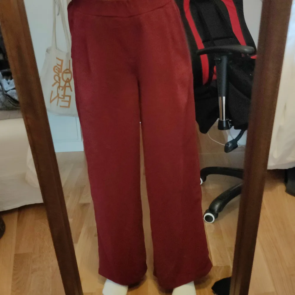 Ett par röda Vida byxor från lager 157. Ej använda. Jeans & Byxor.