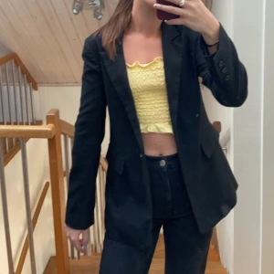 Blazer/kavaj från ginatricot  - Svart blazer från ginatricot som sitter lite oversized på 