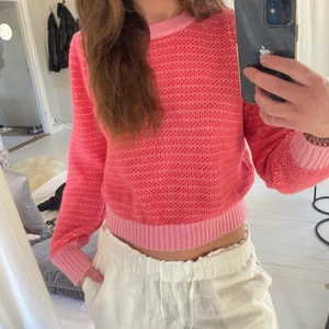 Stickad tröja - Säljer denna supersöta stickade tröja! Strl 38💕 köparen står för frakt‼️