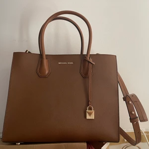 Michael kors väska  - Oanvänd Michael kors väska. Ny och fräsch brun färg. Ordinarie pris 2000kr