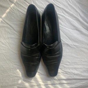 Svarta kostymskor/loafers  - Svarta loafers? Köpta på sellpy men dem är lite för stora på mig. Skulle säga att de passar 40-41!! Helt oanvända bara testade!! Frakt 66kr