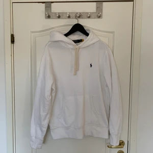 Polo Ralph Lauren hoodie - Snygg polo ralph lauren hoodie i vit. Storlek M. Inga flaws, endast använd några fåtal gånger. Köpt för 1500. Den är äkta, man kan scanna qr-koden som finns bakom lappen med märket. Det numret leder till ralphlauren.eu sidan med hoodien. Där kostar den 159 euro 