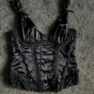 Svart korset - Svart korset i storlek 75B. Knappt använd för att den ej passar