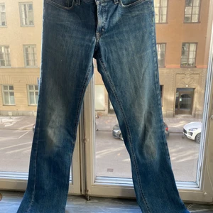 Filippa K jeans strl 30 - Bra skick. Lite slitet vid fickorna. Utsvängda ben