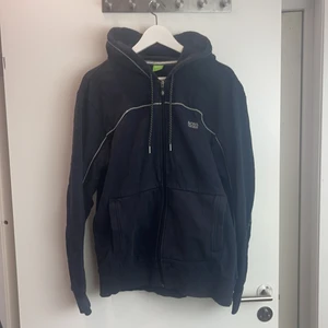 Hugo Boss Hoodie | XL - Simpel men snygg Hugo boss Hoodie köpt på Hugo boss på Hede Fashion outlet i boss butiken. Nypris 1500 