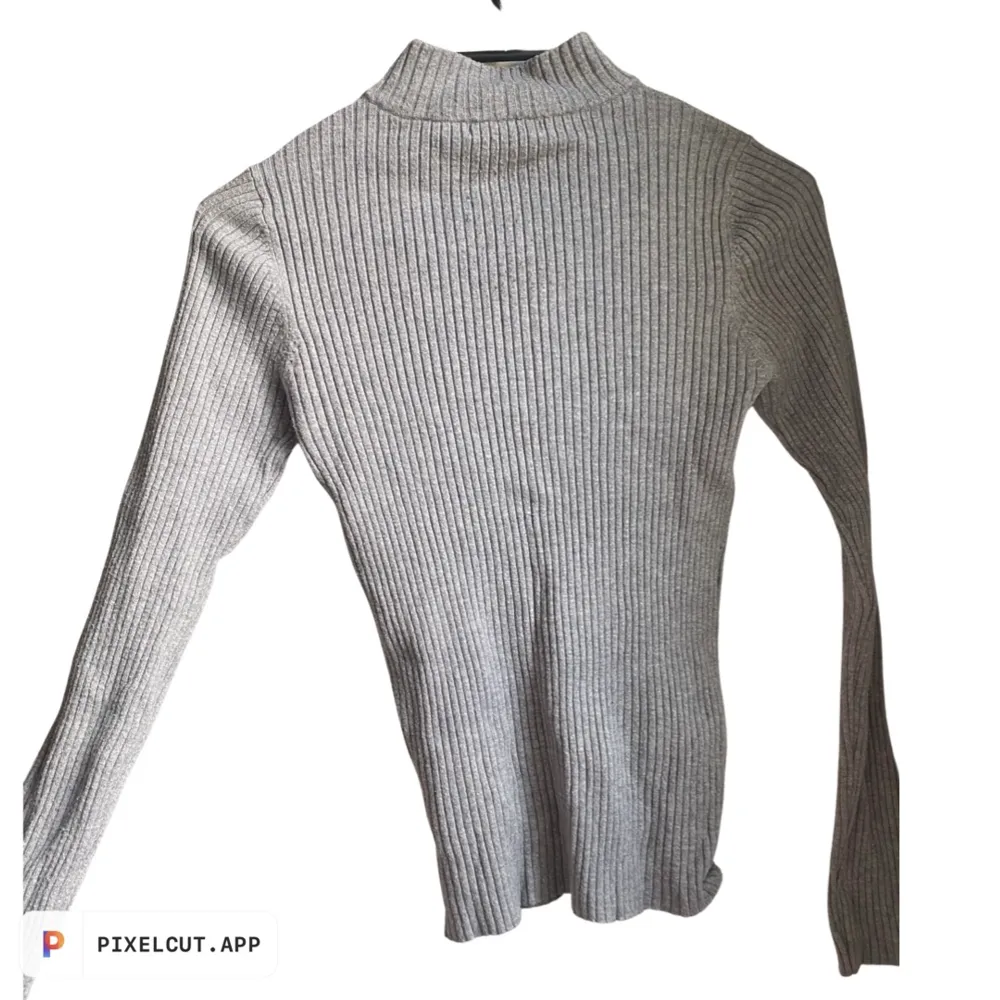 En grå slags polo tröja. Jag har själv inte använt den men vet inte om personen innan har använt den.. Tröjor & Koftor.