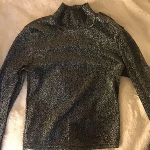 En glittrig tröja från new yorker. Den är i nyskick och har aldrig använt den då jag knappt får på mig den. Säljer för att det är en för liten storlek för mig❤️