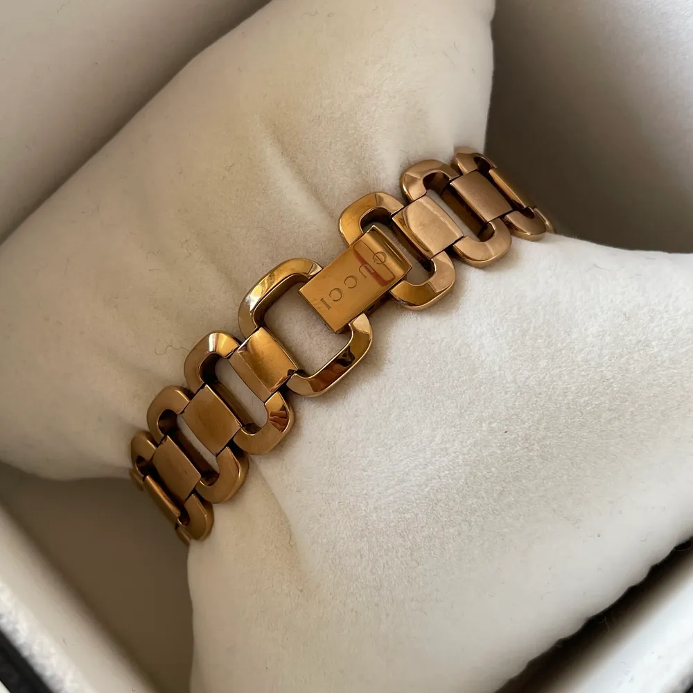 Gucci klocka Modell: YA125513 Original pris: 9100kr con: 9 av 10 Säljer den nu pga lite användning. Sällsynt i Sverige. Original box, orginal prislapp och äkthetsbevis medföljer.. Asusteet.
