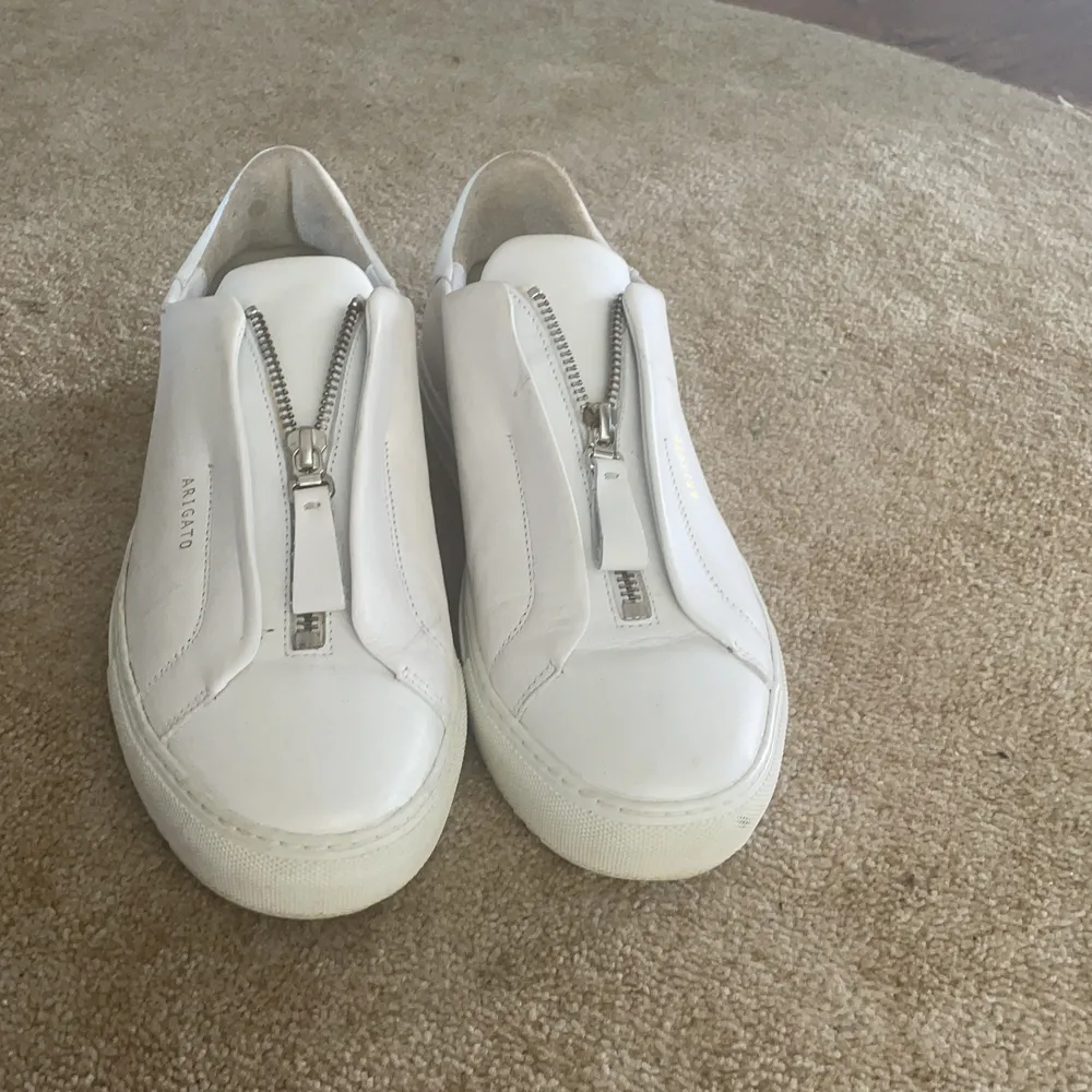 Vita arigato skor i bra skick. Har använt en gång så de är i stort sett helt nya. . Skor.
