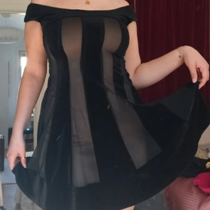 Svart klänning  - En jätte fin klänning som passar till både mer vardagliga som festliga tillfällen. Från märket Connected Petite, passar storlekar s- m 🖤🖤 jätte bra skick!! 