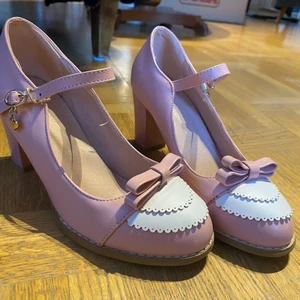 Lolita klackar  - Lolita skor i rätt bra skick använt en gång. Köpta på ebay. Passar nog en som har 36.  Katt i hemmet. Kan mötas upp i Uddevalla om ej så står köparen för frakten. 