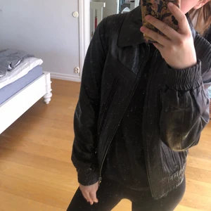 Läderjacka - Riktig läderjacka ifrån Pepe Jeans i storlek L!! Tycker själv den passar S/M/L men det beror på hur man vill att den ska sitta. Jag är en S/M och ni kan ju se hur den sitter på mig på bilden!! Säljer för 300kr plus frakt 💗 