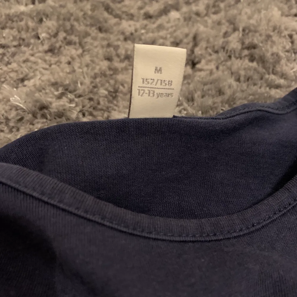 En marinblå T-shirt från Esprit i bra skick. Säljes då den tyvärr är för liten. Storlek 152/158 (12-13 år). Originalpris: 105kr, mitt pris: 35 kr. Köparen står för frakt.. T-shirts.