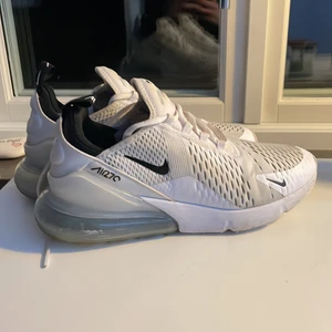 Nike airmax 270 - Säljer mina Nike airmax 270 för ja inte använder dom och dom är för små för mig. Dom är ganska använda men inte så jättefarligt.Pris kan diskuteras 😄