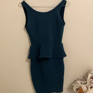 Miniklänning  - Miniklänning mörkt blå färg, Storlek XS. Använd endast en gång, bra skick dragkedja baktill. 
