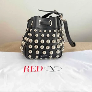 Valentino Garavani bag  - Red Valentino Garavani väska. Köpt i sommars på Vestiaire för ca 5500. Skriv för bilder hur den ser ut på osv. Pris kan sänkas vid snabb affäre! (Bilderna som ligger uppe nu är lånade från Vestiaire. 