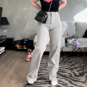 Grå jeans  - Säljer dessa gråa jeans från Zara i storlek 38. Superfina men har samma jeans men i en annan storlek. 🤍🤍