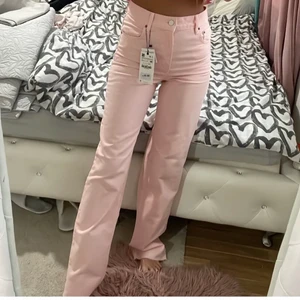 Zara jeans - Zara jeans i storlek 36! Jättefint och långa jeans, prislapp sitter på! 💞✨