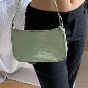 Grön handväska - Säljer denna superfina gröna väska då den aldrig kommit till användning. Från Kappahl och lappen sitter fortfarande kvar. Frakt tillkommer!