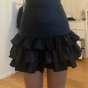 Glittrig volangkjol - Säljer denna sjukt söta glittriga volangkjol. Aldrig använd! Står inte storlek men passar perfekt på mig som har Xs/s! 