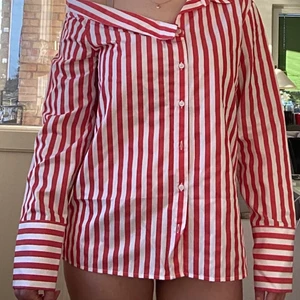 Avskalat blus, röd och vit - Avskalat blus, röd och vit. 