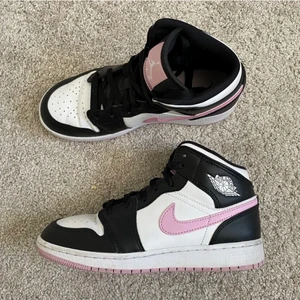Jordan 1 mid artic pink - Säljer mina sparsamt använda Jordan 1 mid i färgen artic pink då jag knappt använder dom längre. Säljer mina för 1500kr + spårbar frakt. Äkta såklart. Storlek 36,5 💕