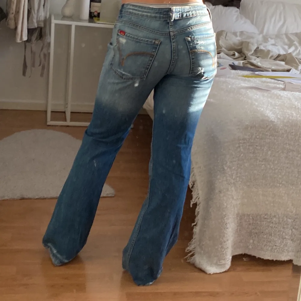 Vintage lågmidjade jeans från blend, dem är i stl 30. Midjemått: 76cm Innerbenslängd: 77cm. En hylsa är även borta (bild 3). Jeans & Byxor.