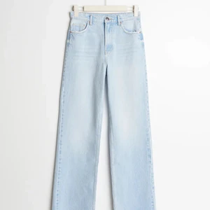 Blåa nya jeans - Säljer dessa ”Idun straight jeans” från Gina tricot, som jag endast använt en gång. De är avklippta för en längd på ca 165 cm. Nypris 599 kr, säljer då de aldrig kommer till användning.