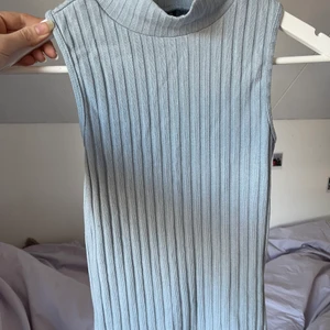 linne med polo - ribbat linne med polokrage från Gina Tricot i stl XS! 💗 supersöt nu till sommaren, säljer pga av att den är lite liten på mig💘